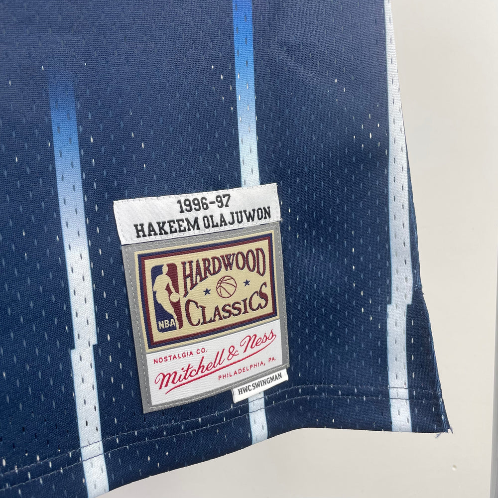 Regata Houston Rockets Mitchell & Ness Olajuwon #34 Retrô 96/97 Azul Mitchell & Ness