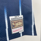 Regata Houston Rockets Mitchell & Ness Olajuwon #34 Retrô 96/97 Azul Mitchell & Ness