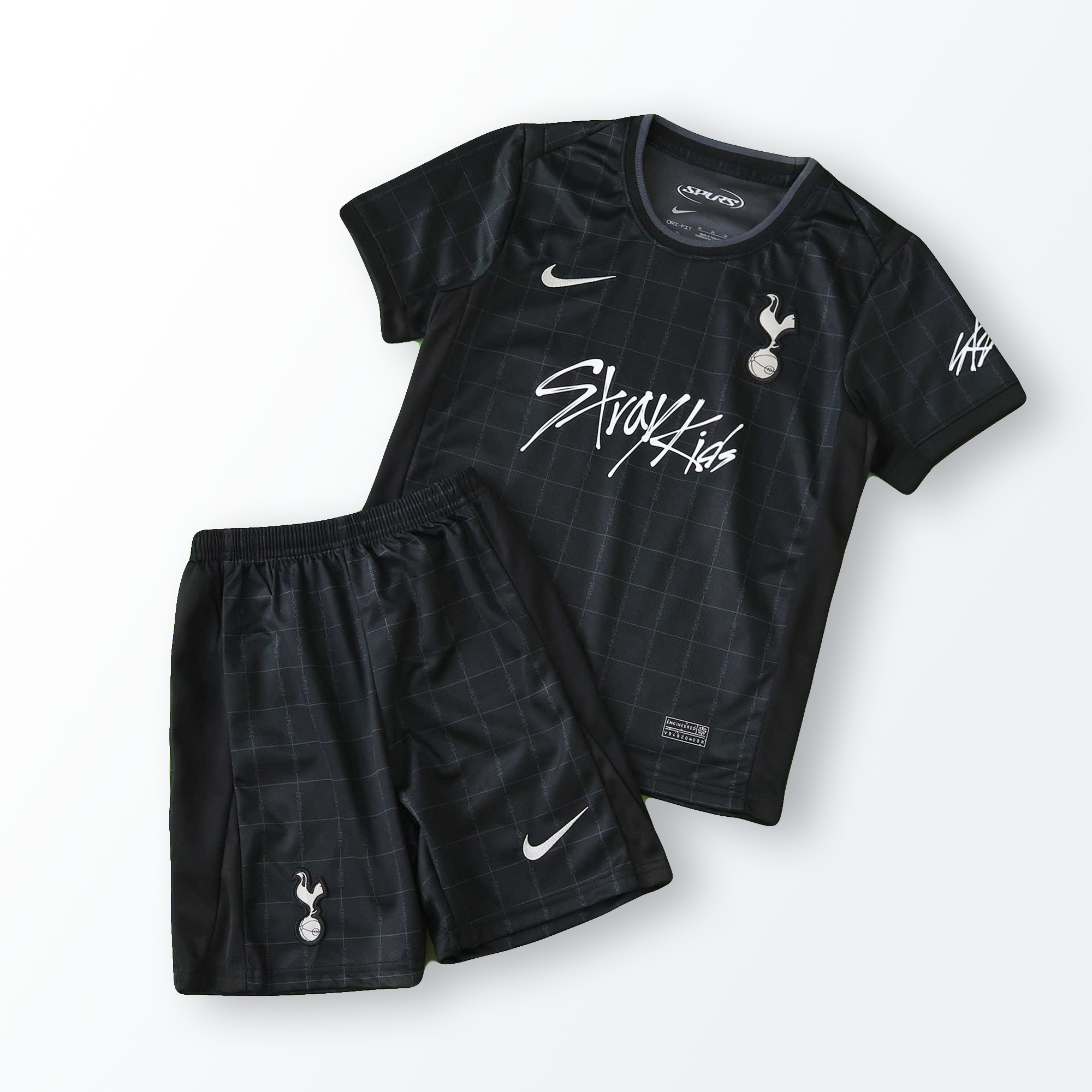 Conjunto Infantil Tottenham Hotspur x Stray Kids II 2025/26 Preto Conjunto Infantil Tottenham Hotspur x Stray Kids II 2025/26 Preto