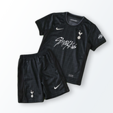 Conjunto Infantil Tottenham Hotspur x Stray Kids II 2025/26 Preto Nike