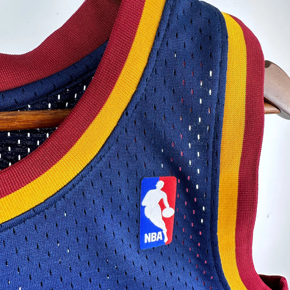 Regata Cleveland Cavaliers Mitchell & Ness Kyrie Irving #2 Retrô 2011/2012 Azul - DS Sports - Artigos Esportivos
