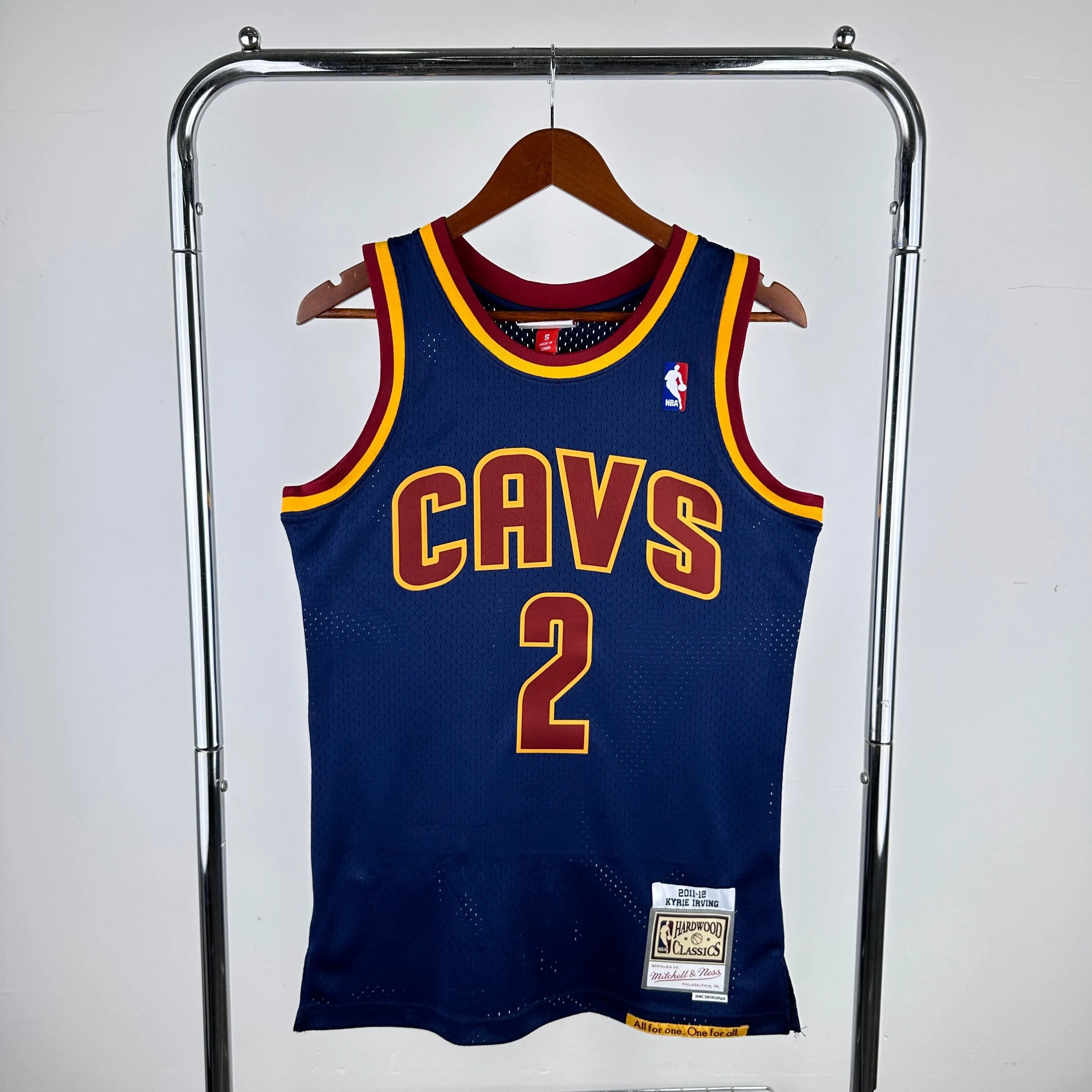 Regata Cleveland Cavaliers Mitchell Ness Kyrie Irving #2 Retrô