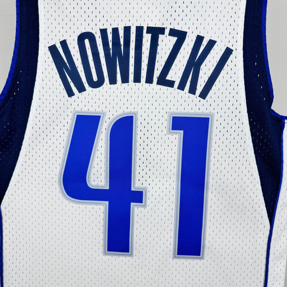 Regata Dallas Mavericks Mitchell & Ness Dirk Nowitzki #41 Retrô 2010/2011 Branca - DS Sports - Artigos Esportivos
