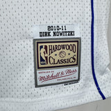 Regata Dallas Mavericks Mitchell & Ness Dirk Nowitzki #41 Retrô 2010/2011 Branca - DS Sports - Artigos Esportivos
