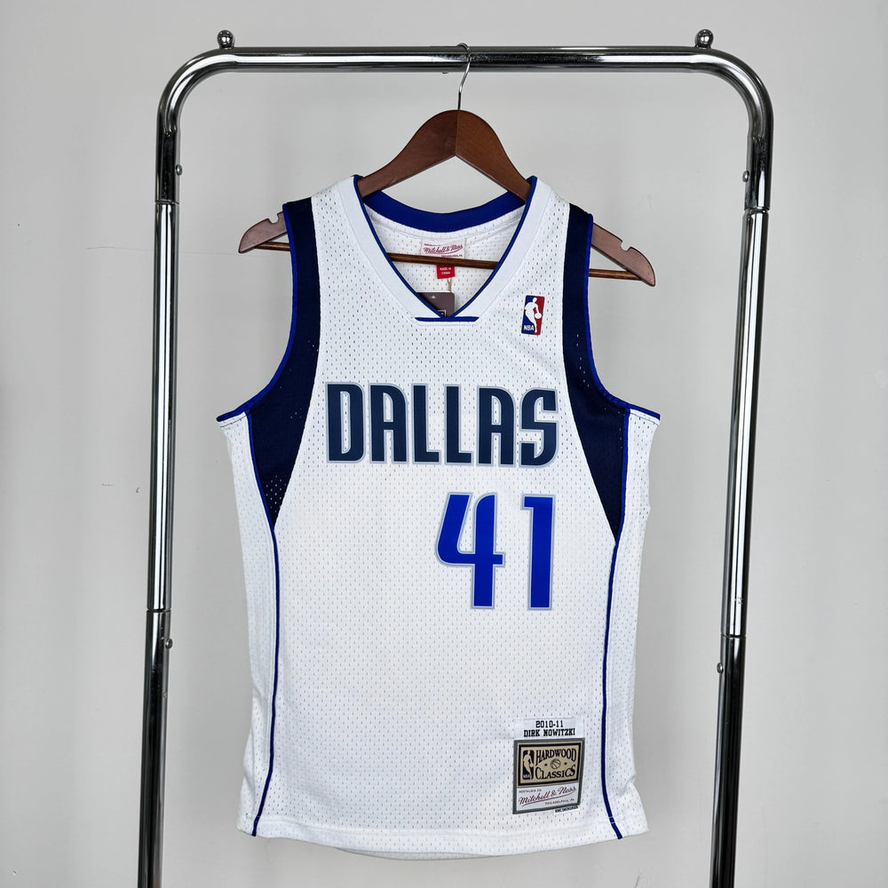 Regata Dallas Mavericks Mitchell & Ness Dirk Nowitzki #41 Retrô 2010/2011 Branca - DS Sports - Artigos Esportivos