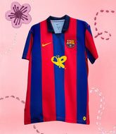 Camisa Barcelona x Olivia Rodrigo Retrô 2003/2004 Vermelha e Azul