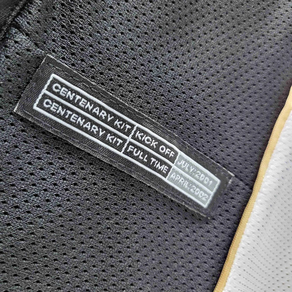 Camisa Manchester United Dupla Face 100 Anos Retrô 2001/2002 Branca / Dourada Masculina Umbro