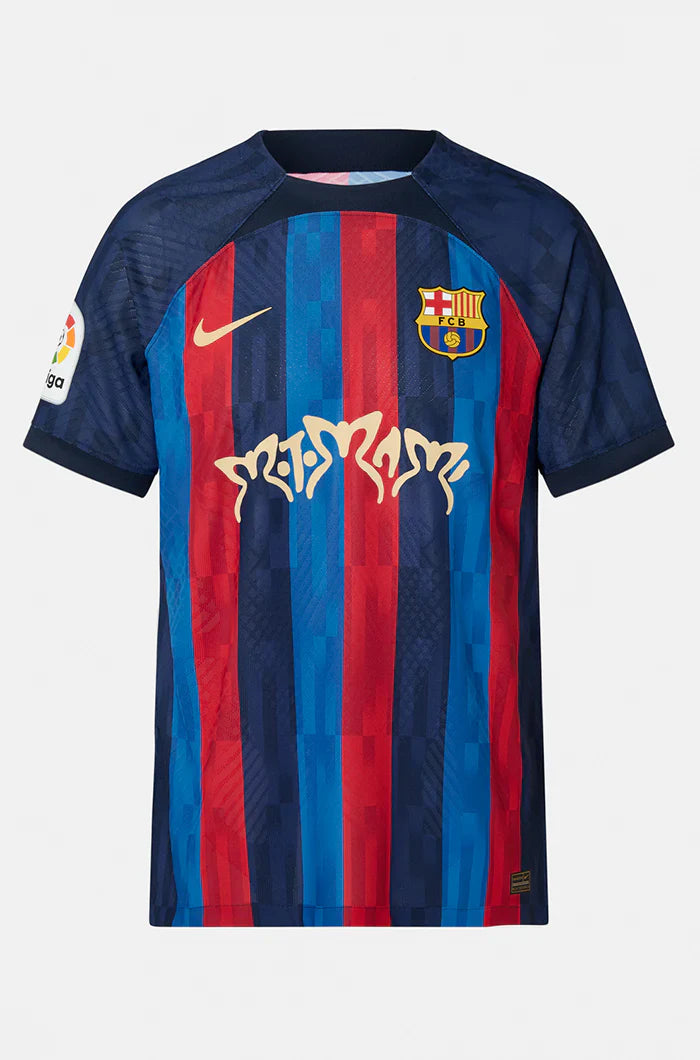 Camisa Barcelona Edição Especial Rosalía Motomami Vermelha e Azul