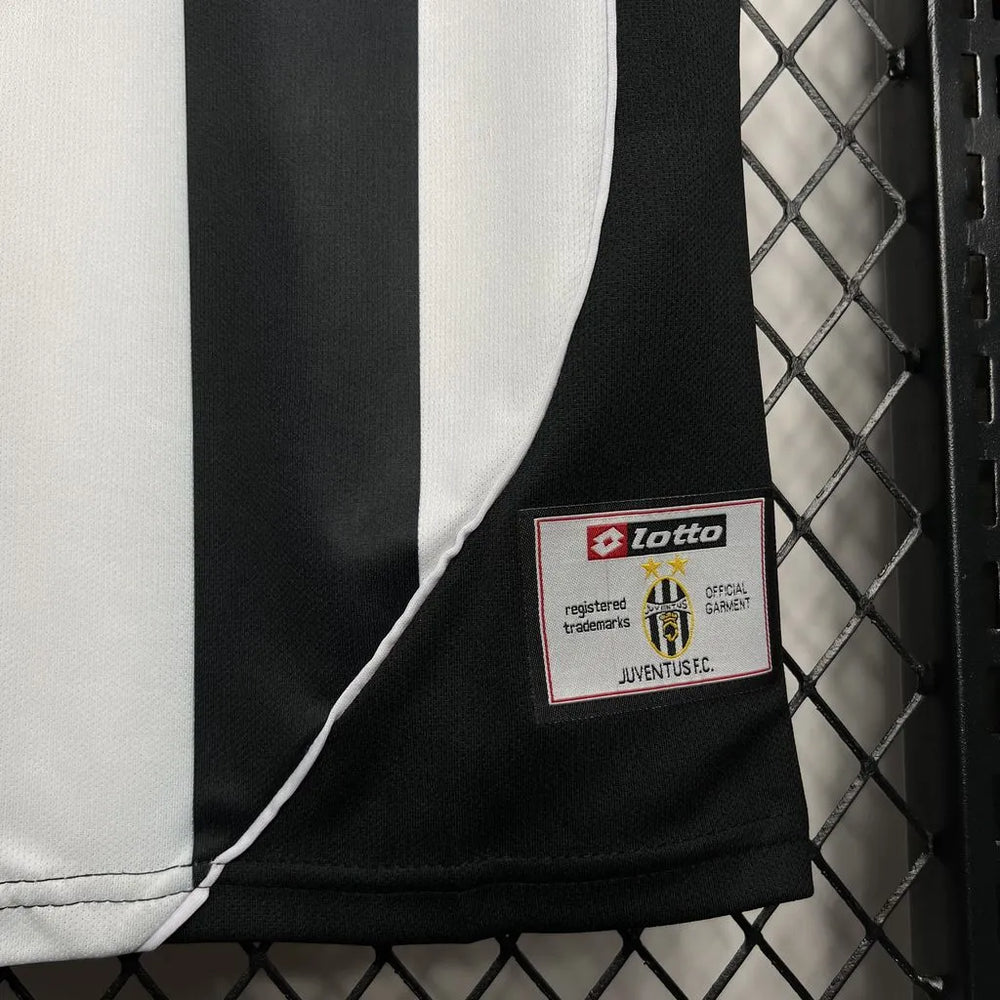 Camisa Juventus I 2002/2003 Retrô Preta e Branca Masculina Lotto