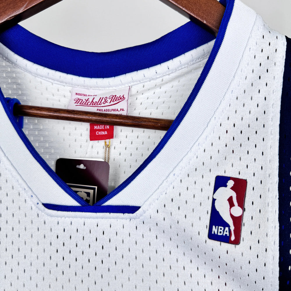 Regata Dallas Mavericks Mitchell & Ness Dirk Nowitzki #41 Retrô 2010/2011 Branca - DS Sports - Artigos Esportivos