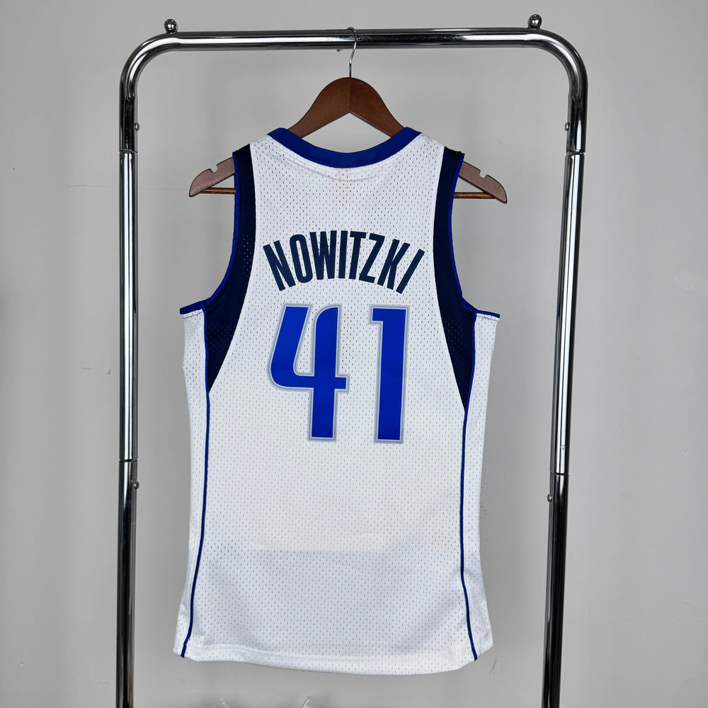 Regata Dallas Mavericks Mitchell & Ness Dirk Nowitzki #41 Retrô 2010/2011 Branca - DS Sports - Artigos Esportivos