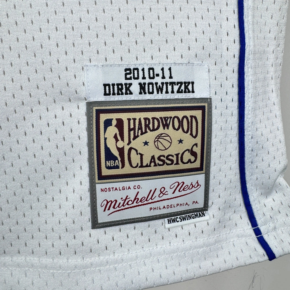 Regata Dallas Mavericks Mitchell & Ness Dirk Nowitzki #41 Retrô 2010/2011 Branca - DS Sports - Artigos Esportivos
