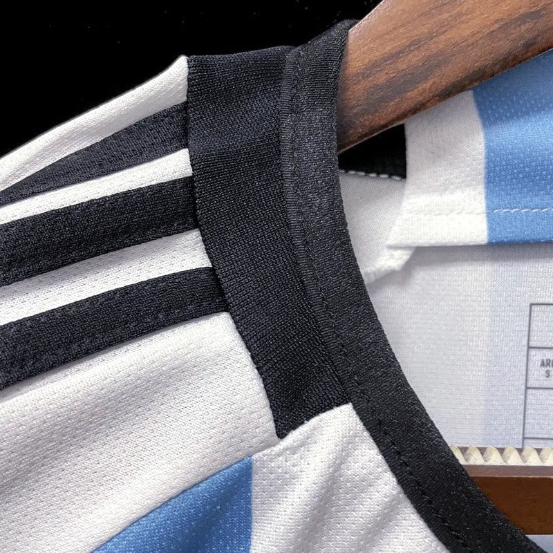 Camisa Seleção Argentina I Campeã Copa do Mundo 2022 Branca e Azul Masculina Adidas